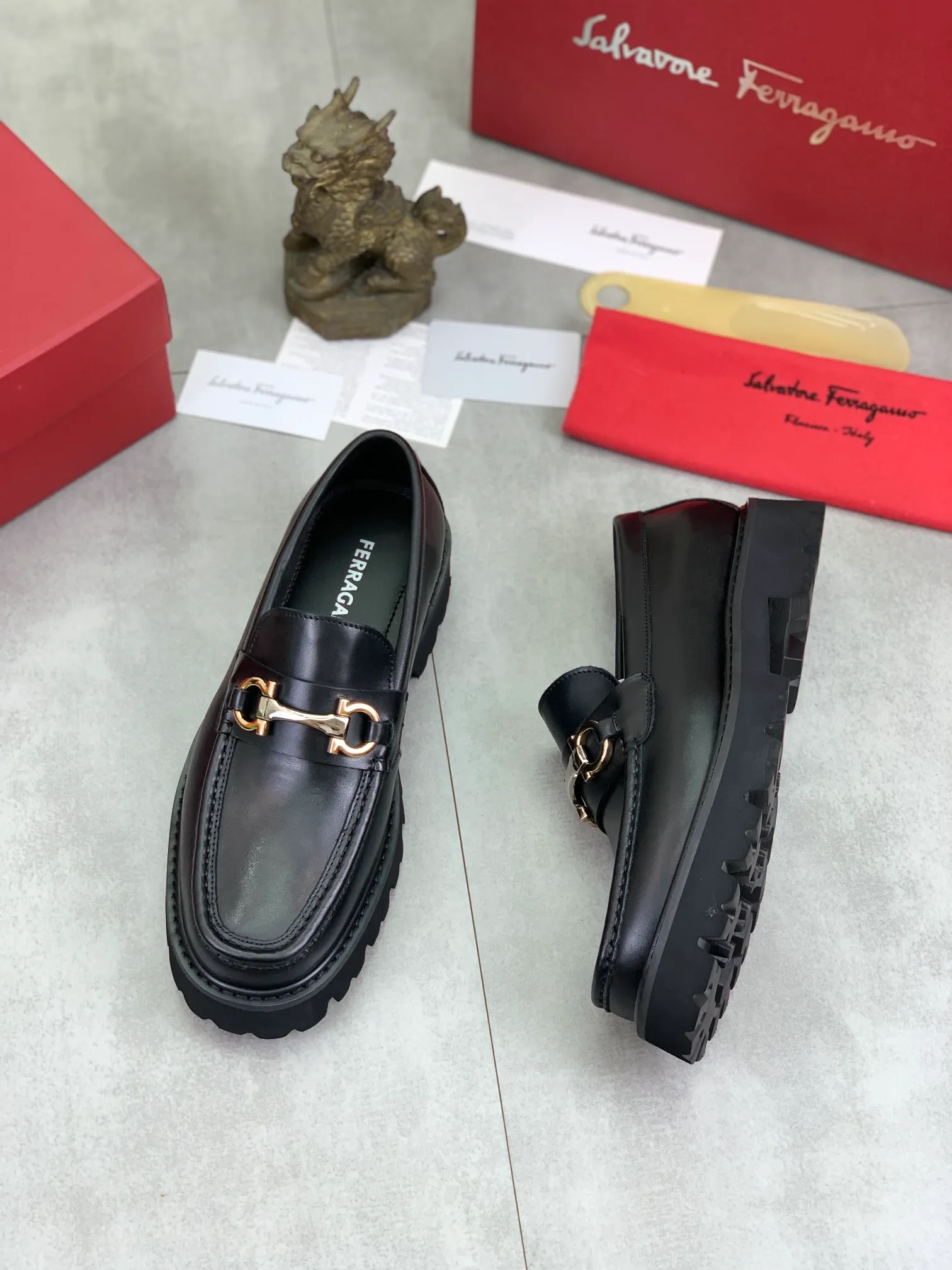 Men's Men's Shoes 💰P460💰[New Style] Water-dyed Niuli 🆘[Salvatore Ferragamo] Ferragamo's latest casual business leather shoes for men! Available at counters simultaneously! The fabric is made of specially imported original calfskin, the lining is made of imported water-dyed cowhide, and the original lightweight foam outsole is absolutely luxurious and leads the fashion trend. Matching code: 38-45; 3️⃣ colors available